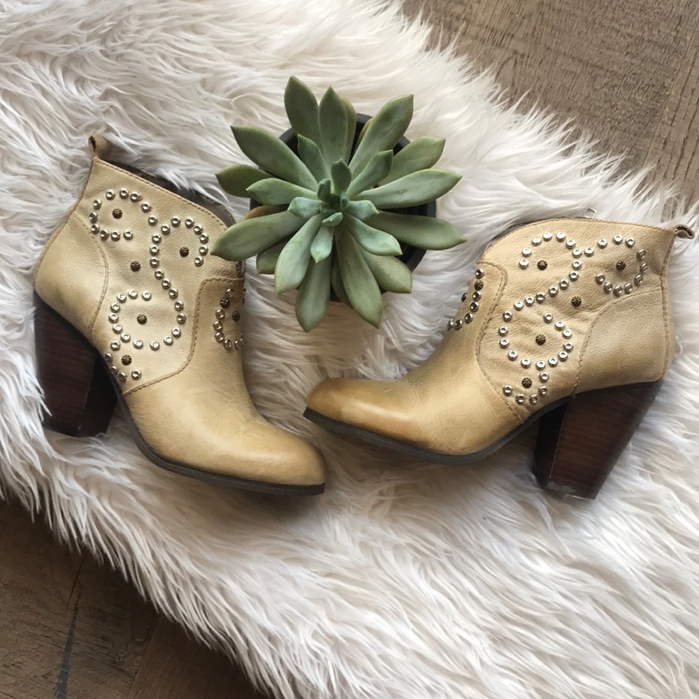 Steve Madden Awsum Studded Western Bootie Cream White 8 EUC